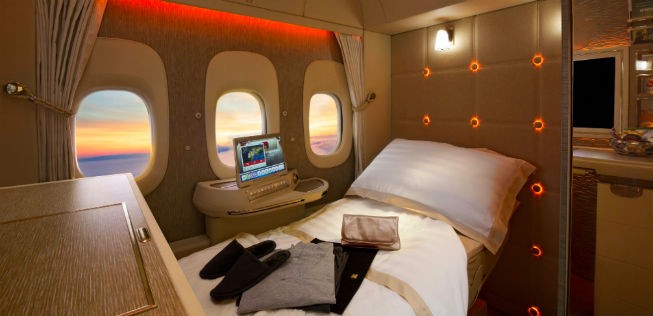 So sieht die First-Class-Suite aus, wenn es der Sitz zum Bett gemacht wird.