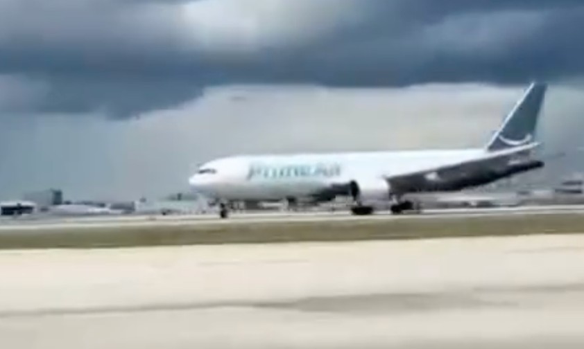 Boeing 767 in Bemalung von Amazon: Das linke Hauptfahrwerk berührte den Boden nicht. 