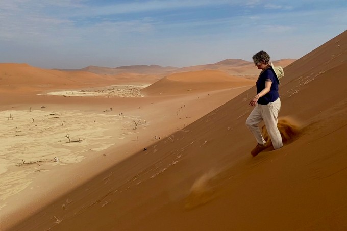 Dünen abwärts ins Deadvlei