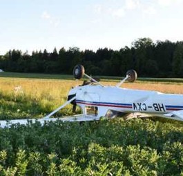 Die Cessna F152 mit der Kennung HB-CXV: Die Maschine stürzte nach dem Start ins angrenzende Feld.