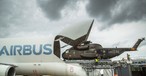 Beluga ST lädt CH53: Der Name stammt vom Tier Beluga, dem Weißwal.