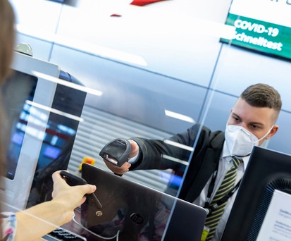 Schalter am Flughafen Wien: Die Bordkarte wird nur mit negativem test freigeschaltet.
