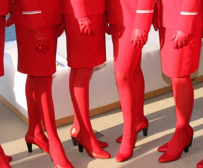 Die roten Strumpfhosen von Austrian Airlines: Objekt der Liebe und des Hasses.