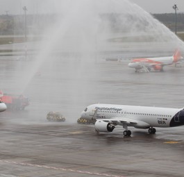 Die ersten beiden Flugzeuge kommen am BER an: Zwei Airbus A320 Neo von Easyjet und Lufthansa markierten den Betriebsbeginn des BER.