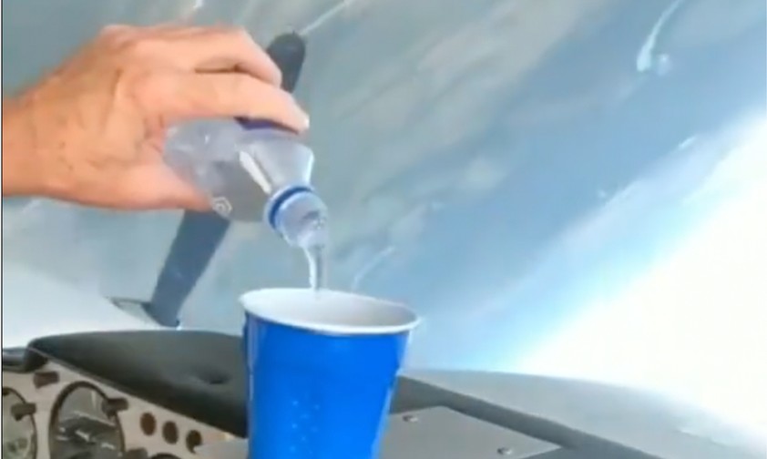 Kunstflug mit einem Becher voll Wasser