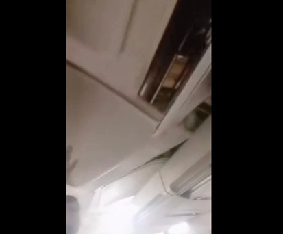 Herabfallende Deckenverkleidung: Die passagiere waren in Panik.