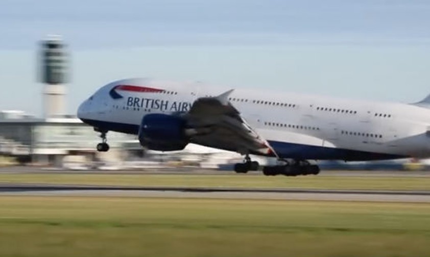 Airbus A380 von British Airways startet spektakulär durch