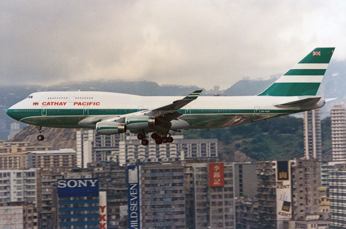 1998 verließ Cathay den alten, legendären Flughafen Kai Tak und wechselte zum neuen auf der Insel Chek Lap Kok.