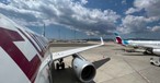 Zwei Eurowings-Flugzeuge an einem Flughafen: Auch in diesem Sommer setzt die Airline wieder stark auf Fremdkapazitäten.