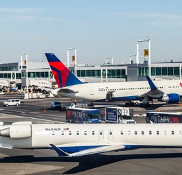 Delta-Flieger am Terminal 4 des Flughafens New York JFK: Hier wird ausgebaut.