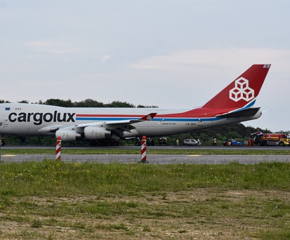 Die Boeing 747 blieb nach dem Zwischenfall auf der Piste stehen.