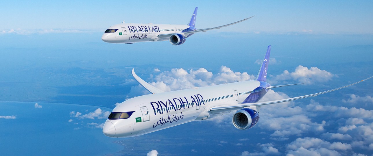 Riyadh Air hat 28 weitere Boeing 787 Dreamliner fest bestellt und übt damit Optionen aus einer Bestellung aus dem Jahr 2023 aus. Gleichzeitig wandelt die saudi-arabische Fluggesellschaft 20 der bestellten Flugzeuge in die größere Variante Boeing 787-10 um. Mit dem Ausbau der Flotte will Riyadh Air ihr Ziel untermauern, bis 2030 mehr als 100 Ziele weltweit zu bedienen.