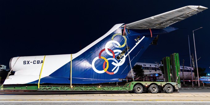 ... das Heck des Flugzeugs mit dem Kennzeichen SX-CBA für den Transport ...