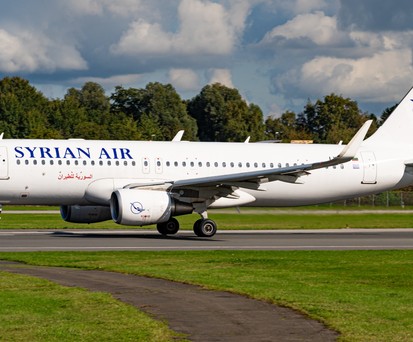 Der Airbus A320 mit der Kennung LY-MAU in Hamburg: Sprang kurzfristig bei Condor ein. 