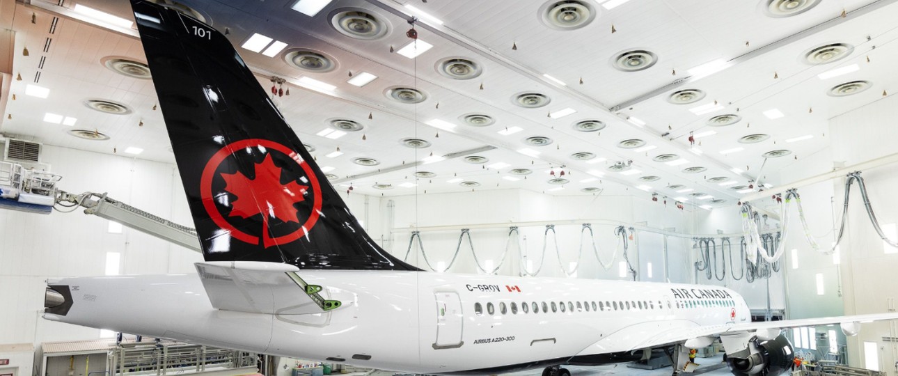 Der erste Airbus A220-300 in den Farben von Air Canada.