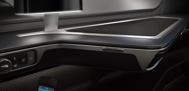 Die Materialen der First Class sind gediegen, Leder und dunkle Töne herrschen vor.