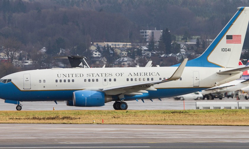 Boeing C-40 der US Air Force: Reist der ukrainische Präsident mit der Maschine mit dem kennzeichen 10-0041?