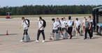 Auch Fußballer fahren mit dem Bus zum Flieger. Die DFB-Elf am Flughafen Nürnberg.