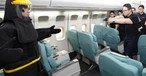 Training bei Korean Air: Umgang mit Tasern will gelernt sein.
