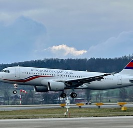 Der Airbus A320 von Kambodscha landet in Zürich.