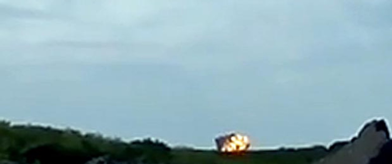 Flammen an der mutmaßlichen Absturzstelle: Die B777 wurde wohl abgeschossen.