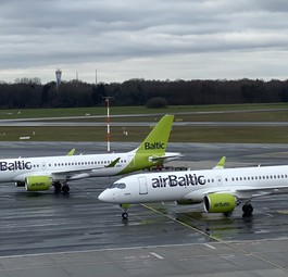 Zwei Air-Baltic-Flugzeuge: Die Airline  leidet unter einer immensen Schuldenlast.