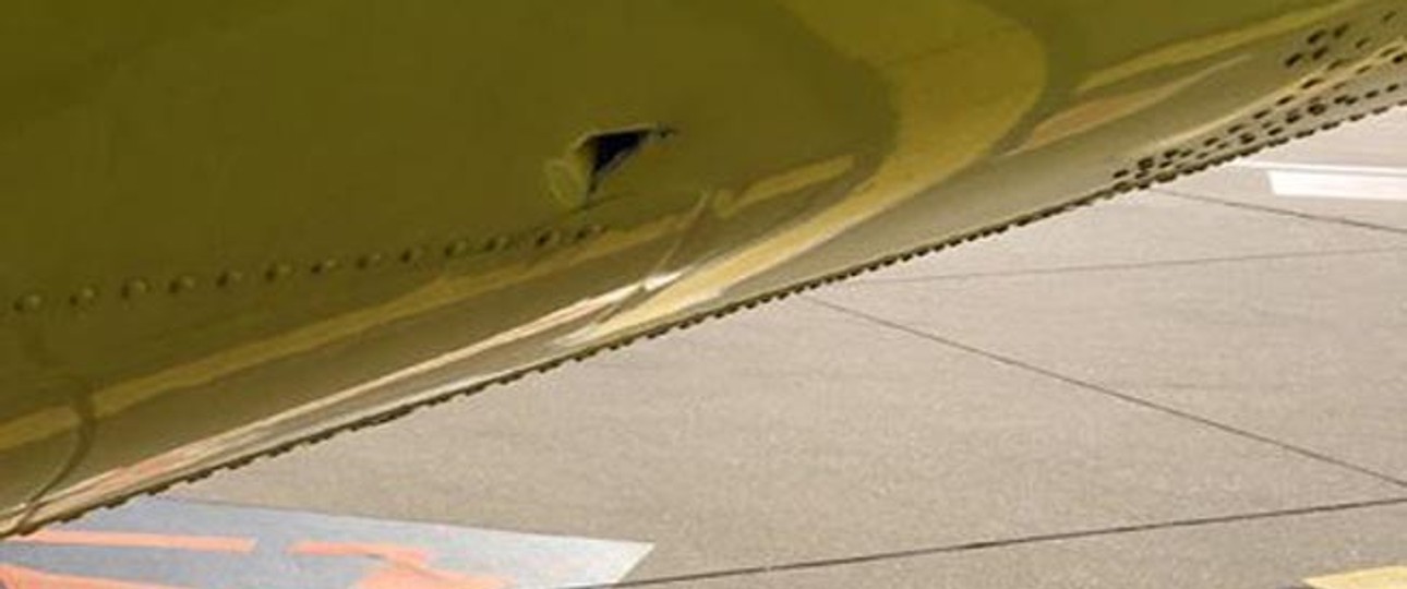 Das Loch: Sah es der Pilot von selbst oder erst, als ihn die Passagiere darauf hinwiesen?