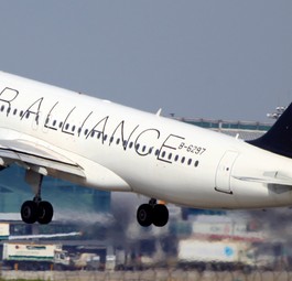 Jet in Star-Alliance-Bemalung: Verknüpfung mit anderen Verkehrsmitteln.