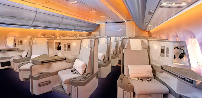 Internet ist in der Business-Class gratis, in der Economy kostet es 15 Euro für den ganzen Flug.
