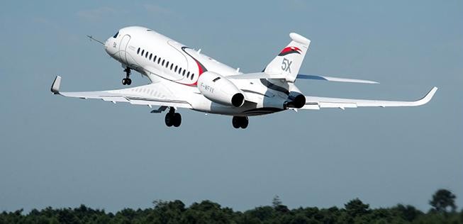 Erstflug der Falcon 5X: Der endgültige Antrieb ist noch nicht bereit.