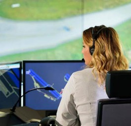 Lotsin im Remote Tower: Die Bilder werden vom Flughafen übertragen.
