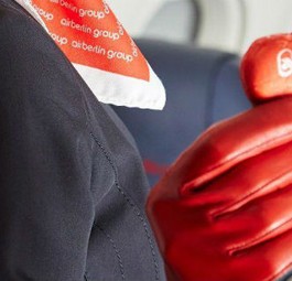 Flugbegleiterin von Air Berlin: An welchen neuen starken Partner verschenkt die Airline ihr Herz?