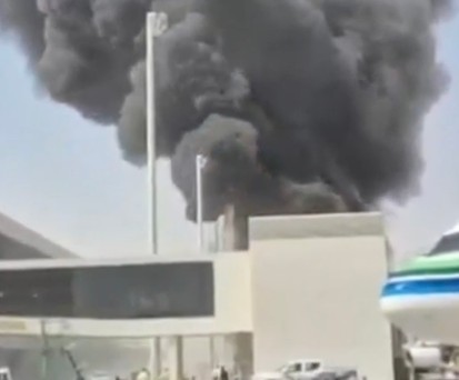Rauchwolke am Flughafen: Das Bild aus den Sozialen Netzwerken soll den Airport Riyadh zeigen.