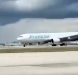 Boeing 767 in Bemalung von Amazon: Das linke Hauptfahrwerk berührte den Boden nicht. 