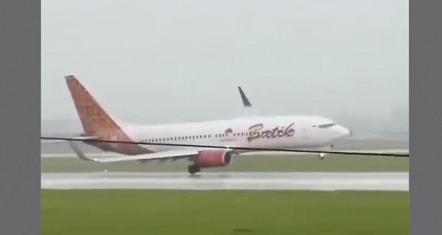 Der heikle Moment: Die Boeing 737 berührt mit dem Triebwerk fast die Piste.