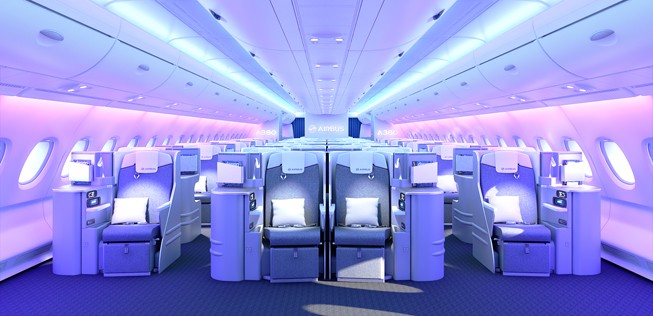 In der Business Class im Oberdeck sollen die Fächer in den Seitenwänden unter den Fenster verschwinden. Das bringt Platz für zehn weitere Passagiere, rechnet Airbus vor.