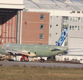 Die erste Airbus A321 XLR bei Tageslicht.
