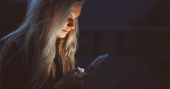 Frau schaut aufs Telefon