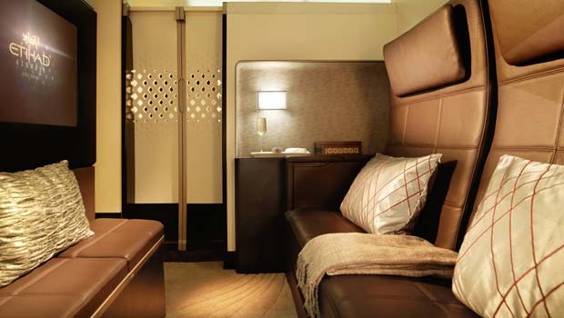 Den Gästen in The Residence auf dem Oberdeck des A380 steht ein eigenes Wohnzimmer mit Großbildschirm zur Verfügung. Im Preis inbegriffen ist ein persönlicher Butler, der in der Savoy-Butler-Schule in London ausgebildet wurde.