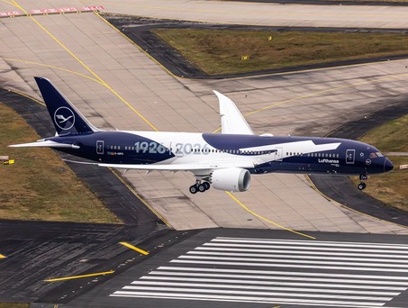 Die Boeing 787-9 von Lufthansa mit der 100-Jahre-Sonderlackierung: Die D-ABPU spielt am 6. April Luft Hansa.
