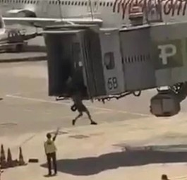 Szene aus dem Video: Der Mann sprang aufs Vorfeld.