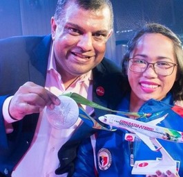 Air-Asia-Chef Tony Fernandes mit der Gewichtheberin Hidilyn Diaz: Schon nach der Silbermedaille in Rio gab es eine Auszeichnung.