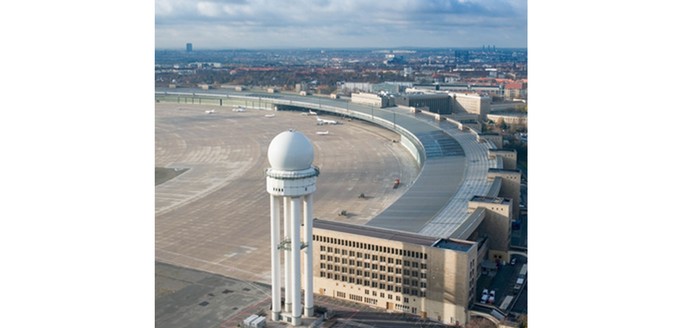 2007 hätten nicht nur Tegel und Schönefeld mit dem BER einen Nachfolger gefunden. Auch der mitten in Berlin gelegene Flughafen Tempelhof war in dem Jahr noch operativ. Erst im Oktober 2008 wurde der geschichtsträchtige Airport geschlossen.