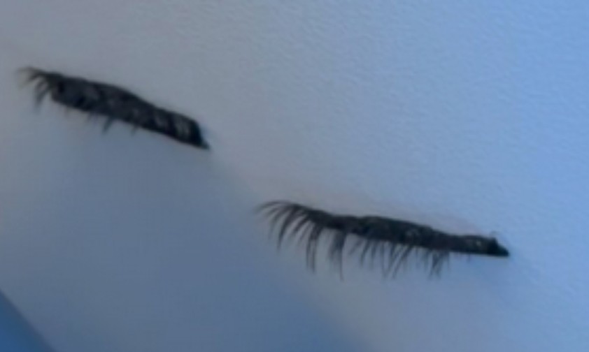 Falsche Wimpern an der Wand: Vergessen oder extra zurückgelassen?