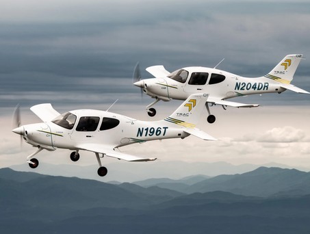 Zwei Cirrus Trac10 in der Luft: Das neue Trainingsflugzeug soll ab 2027 ausgeliefert werden.