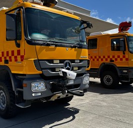 Zwei der drei Löschfahrzeuge am Flughafen St. Helena: Weil alle Fahrzeuge defekt sind, darf der Flughafen kein Flüge mehr abfertigen.