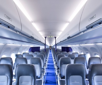 Die neue Kabine im Airbus A321 Neo von Lufthansa: Mit starkem Weitwinkelobjektiv aufgenommen wirkt sie riesig.