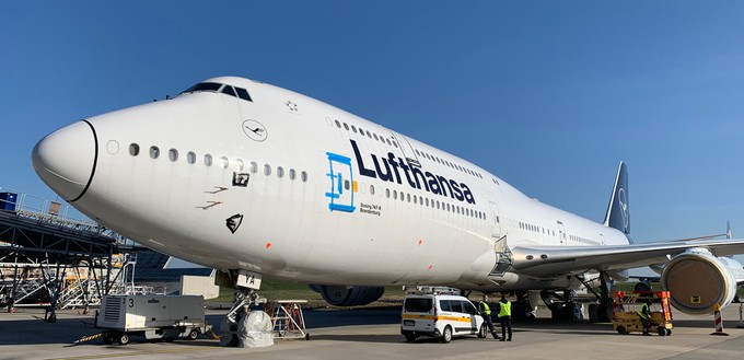 Regelmäßig werden an ihnen, so auch an diesem am Jumbo-Jet, Kontrolle vorgenommen.