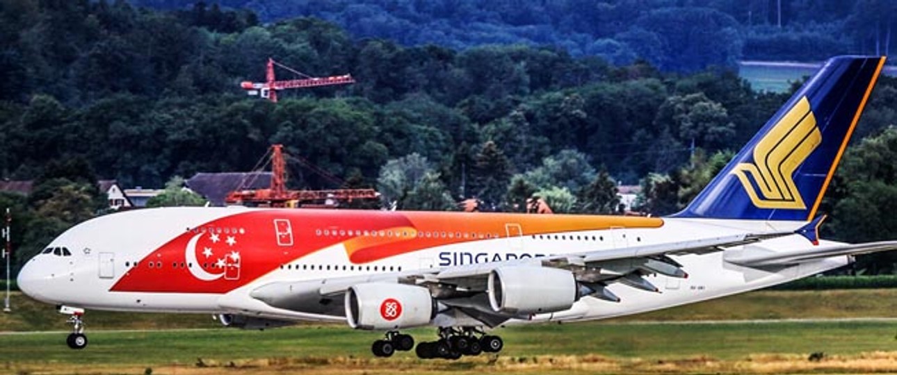 Airbus A380 von Singapore Airlines in Speziallackierung zum 50. Jubiläum der Gründung Singapurs: Die Airline ist eng mit dem Staat verknüpft.