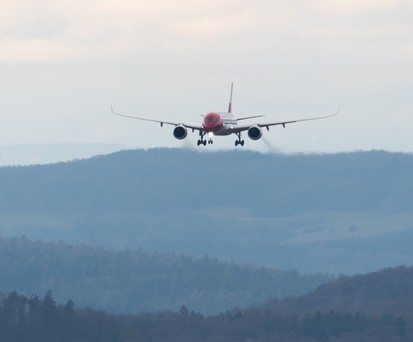 Der erste Airbus A350 von Edelweiss im Landeanflug ...